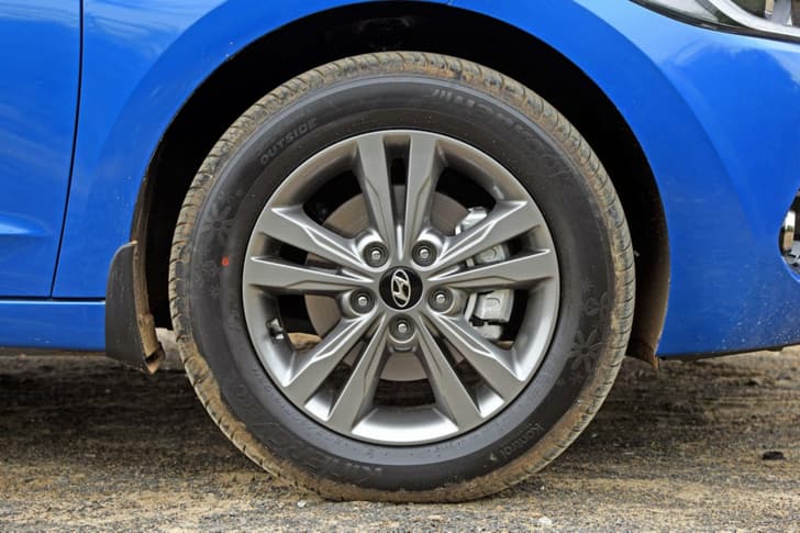 2016 Hyundai Elantra photo gallery